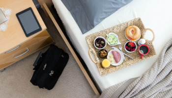 How to Keep Eating Healthy When You Travel